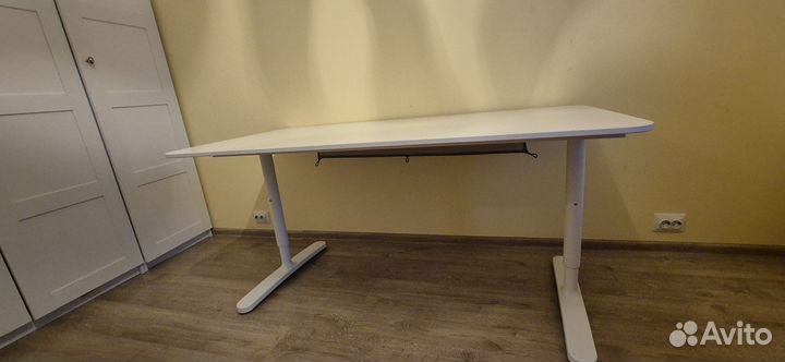 Офисный стол Бекант икеа