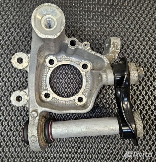 Кулак задний Левый Е65 Е63 BMW