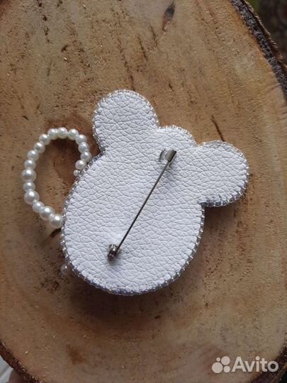 Брошь ручной работы из бисера