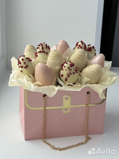 Клубника в шоколаде подарок из шоколада