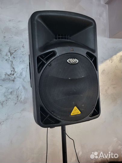 Активная акустическая система behringer B615D