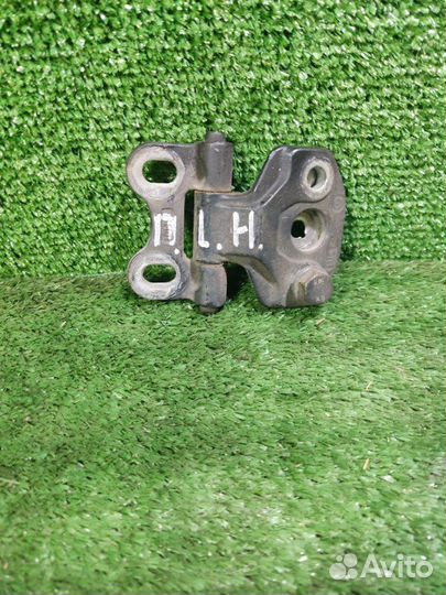 Петля двери передняя левая Mercedes Benz W210