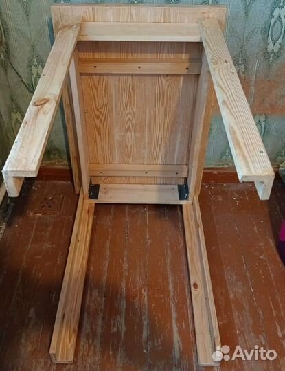 Стол из натурального дерева