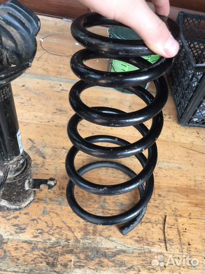 Пружина амортизатора левая Toyota highlander UX40