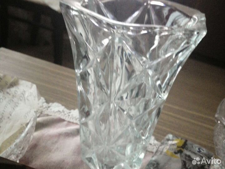 Вазы, креманки, ложки, ножи вилки, тарелки