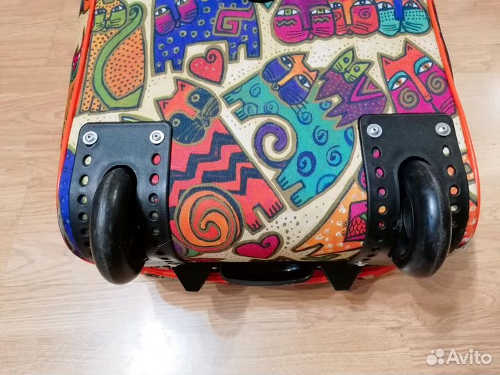 Чемодан на колесах размер s