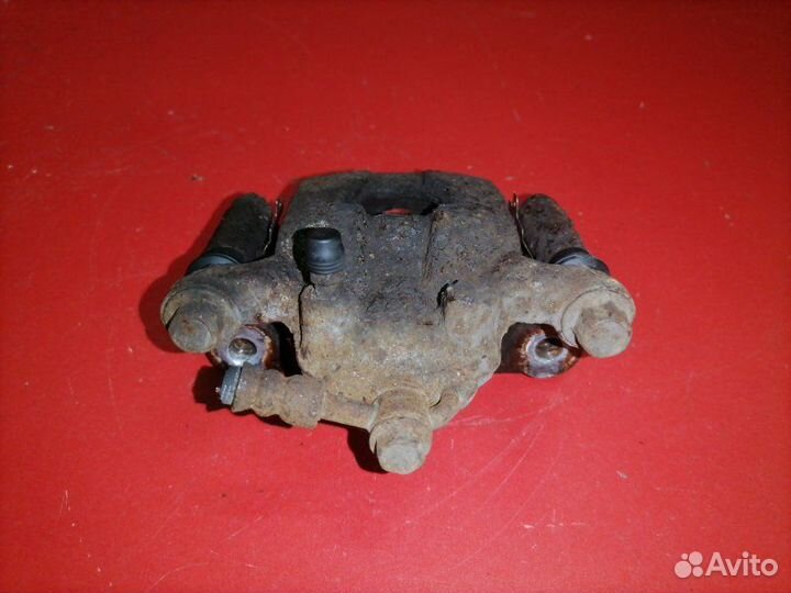 Суппорт задний правый Nissan Qashqai J10 MR20DE