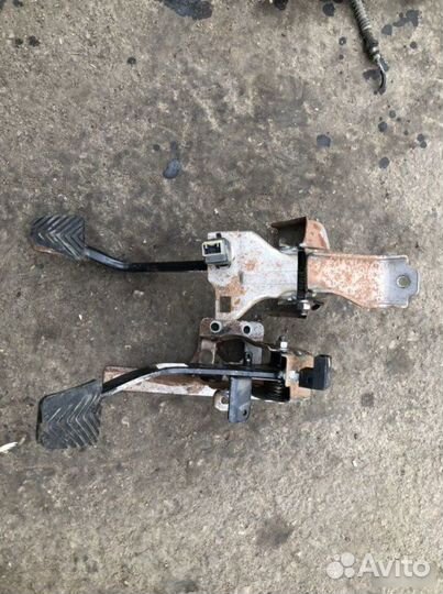 Педаль тормоза и сцепления Hyundai Solaris