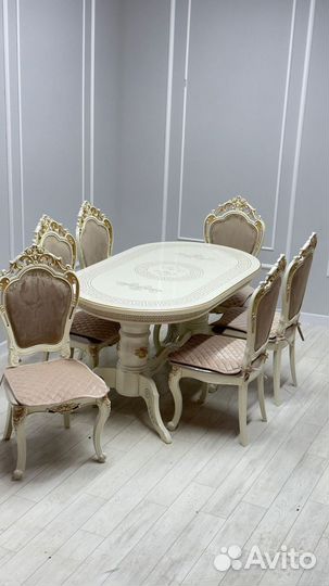 Стол и стулья