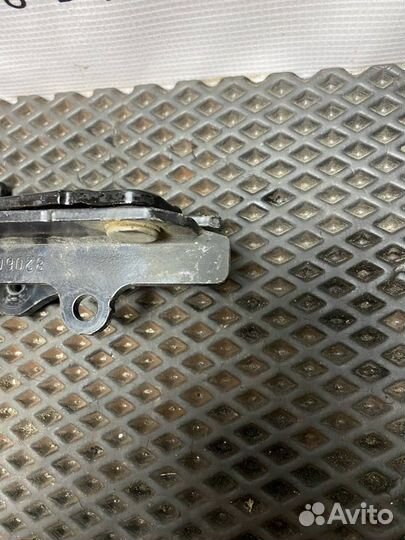 Петля решётки радиатора Volvo FH4 82060441