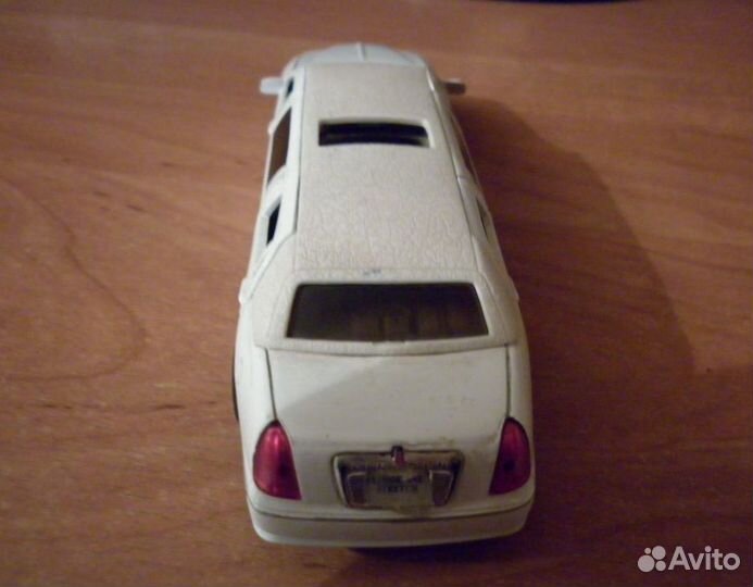Модель 1:38 - Lincoln Town Car 