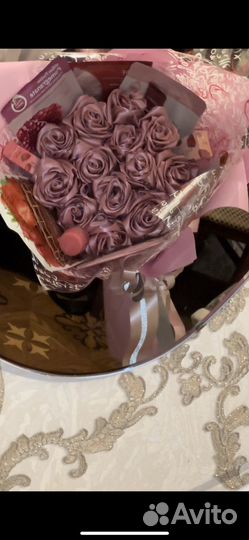 Букет из атласных лент с косметикой