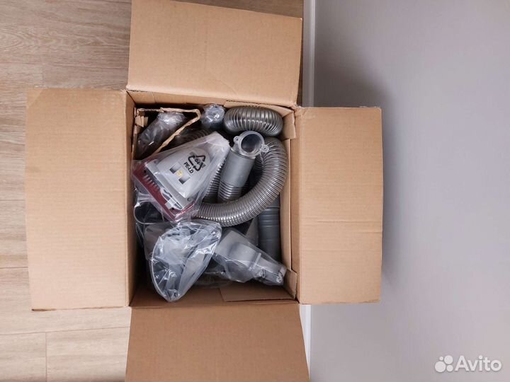 Пылесос циклонный вертикальный серебристо-красный