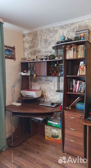 Угловой компьютерный стол с надстройкой, стеллажом