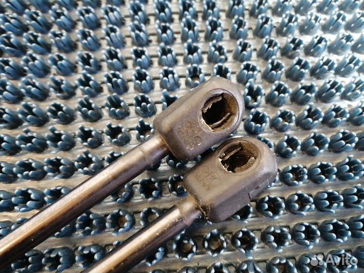 Амортизаторы двери багажника Volkswagen Passat