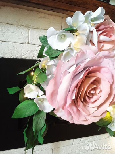 Композиция из искусственных цветов