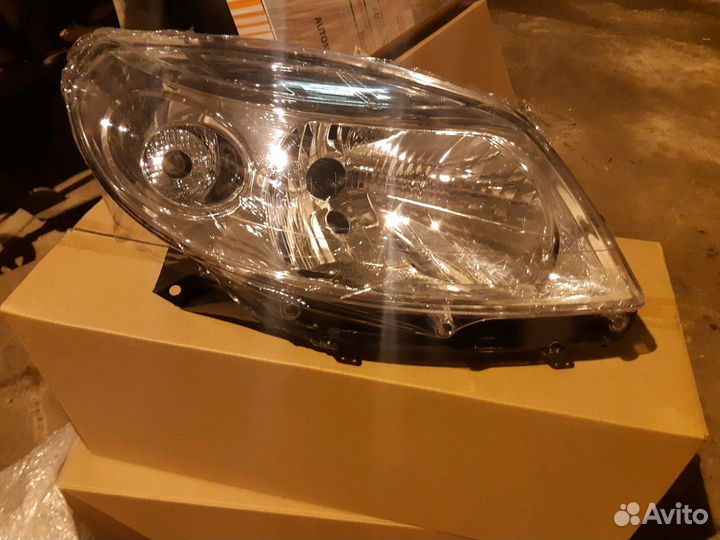 Фара правая Renault Sandero 1