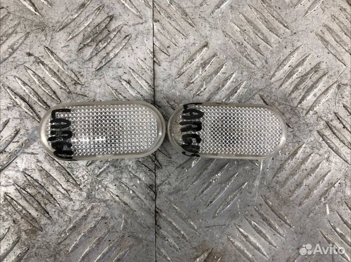 Повторитель поворота в крыло Лада Ларгус