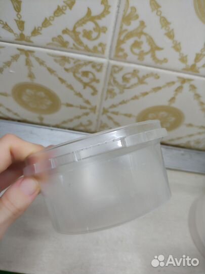 Пластиковые контейнеры и стеклянные банки