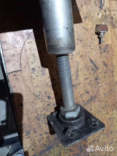 Домкрат винтовой