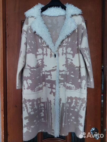 Продаю шерстяное пальто. Носила один сезон