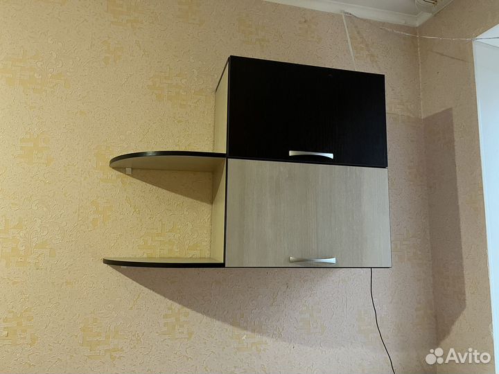 Письменный стол с ящиками и полками