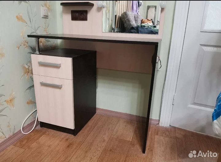 Туалетный столик с зеркалом и подсветкой