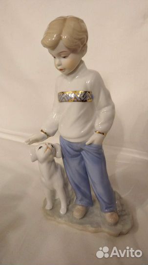 Фарфоровая статуэтка Мальчик с собакой