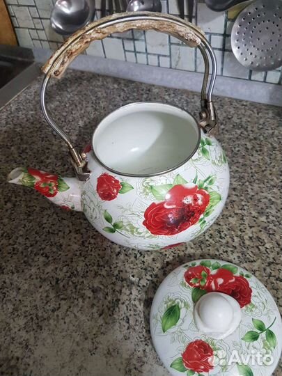 Тарелки глубокие,мелкие,вилки, ложки, кастрюля