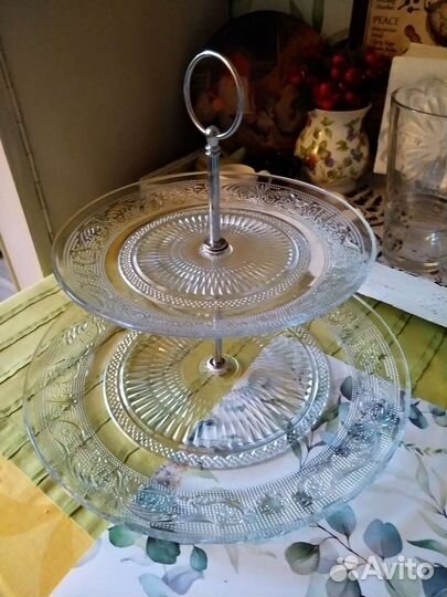 Продаю стекл. этажерку и набор зайцев (3 шт.)