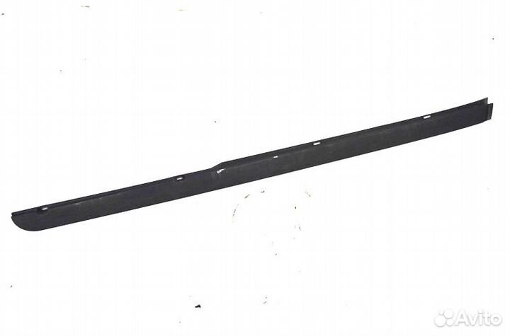 Пластиковая накладка под лобовым стеклом левая час