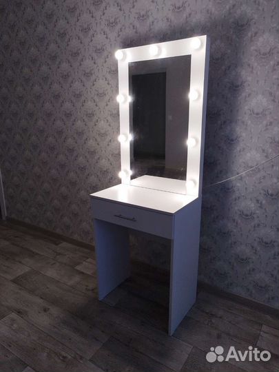 Гримерный стол с зеркалом