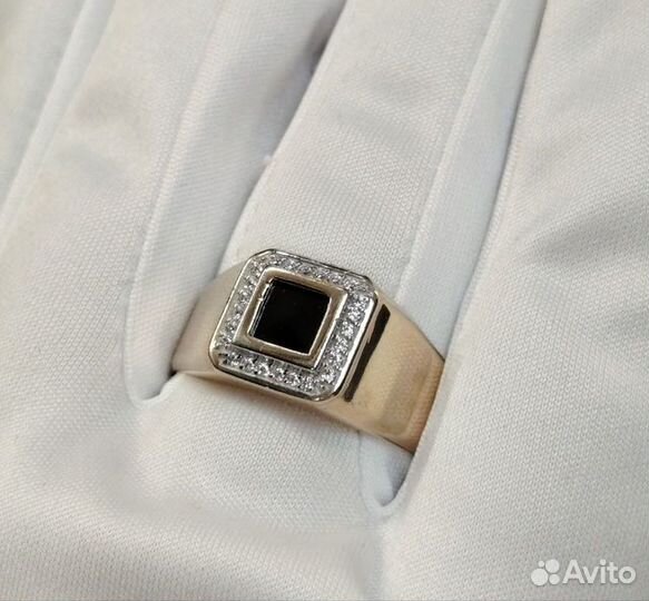 Кольцо с синтетическим камнем Золото