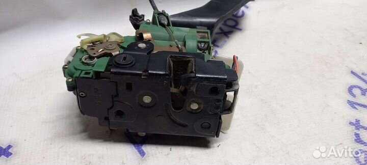 Замок задней левой двери Skoda Superb 1