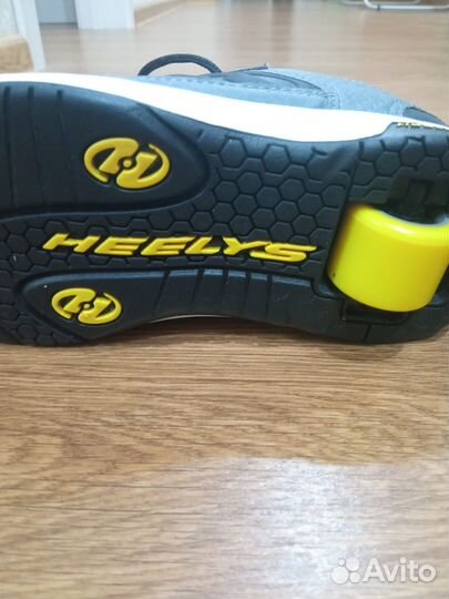 Кроссовки на роликах Heelys