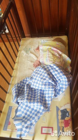 Детская кроватка с маятником