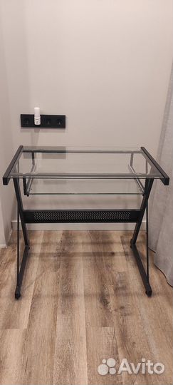 Компьютерный стол стеклянный