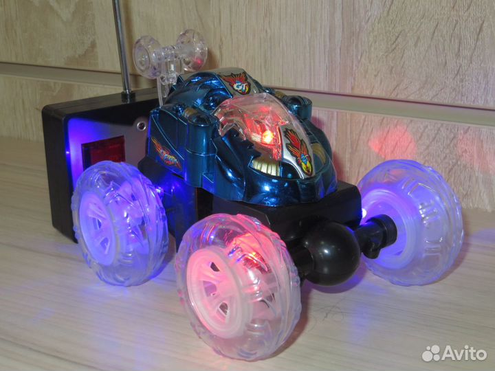 Радиоуправляемая трюковая машинка-перевертыш