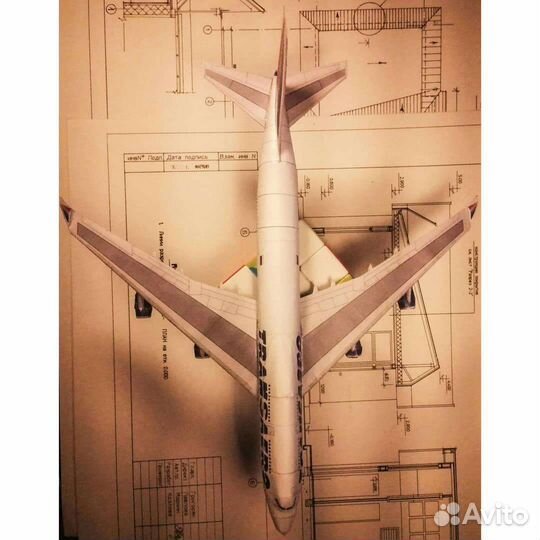 Модель самолёта Boeing 747 Transaero