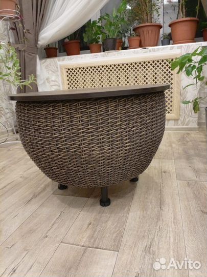 Столик из ротанга