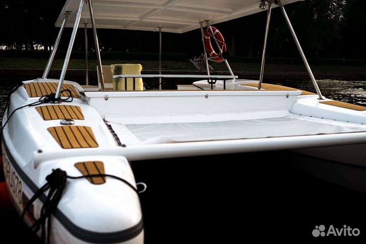 Катер, яхта катамаран с туалетом и каютами