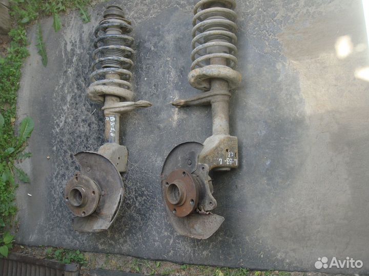 Поворотный кулак Audi 80 B3 левый и правый