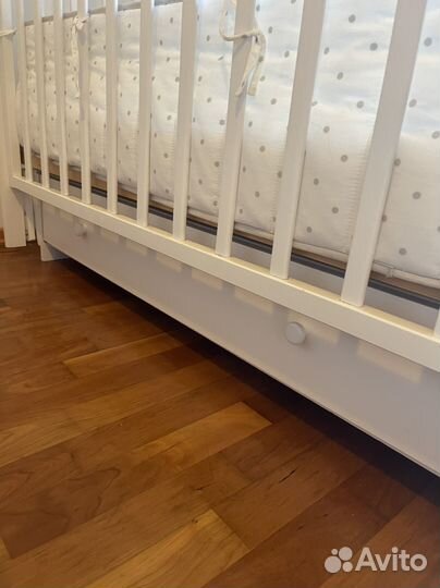 Детская кроватка с маятником и ящиком