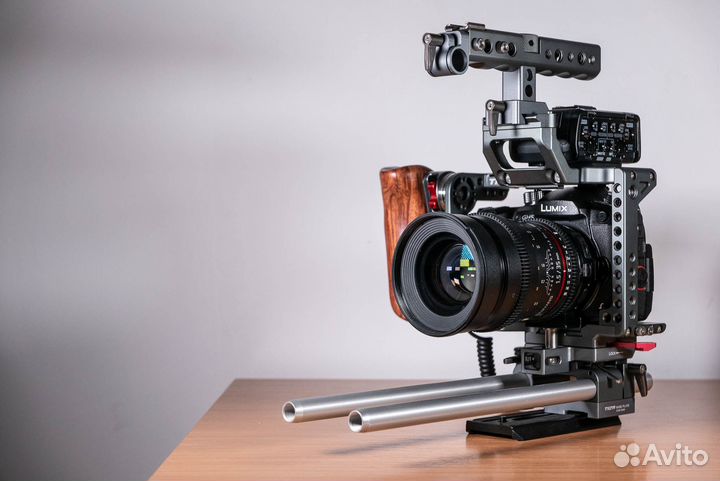 Panasonic gh5 + vlog + tilta + sigma AF 18-35mm
