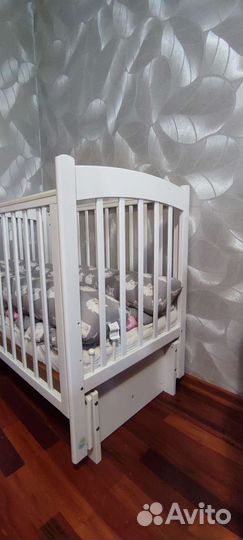 Детская кроватка с матрасом, маятником и ящиком