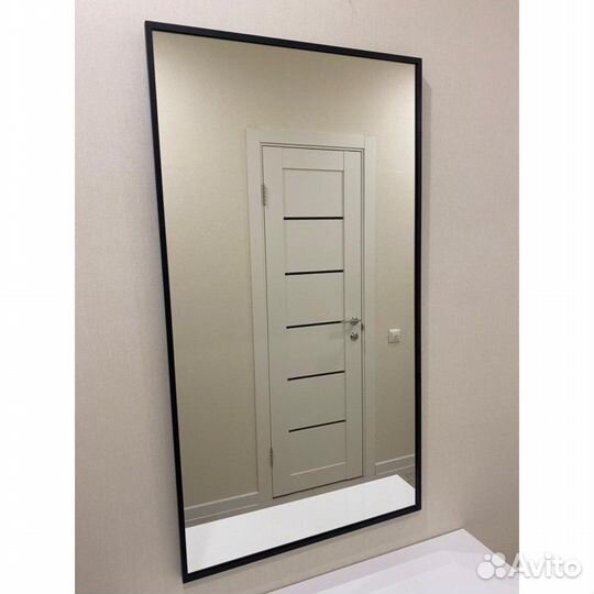 Зеркало в металлической раме