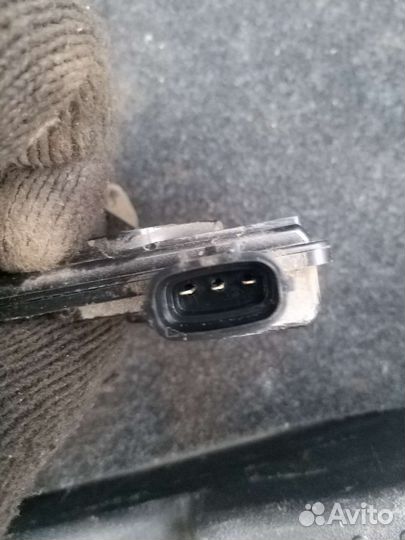 Замок багажника тойота аурис е150