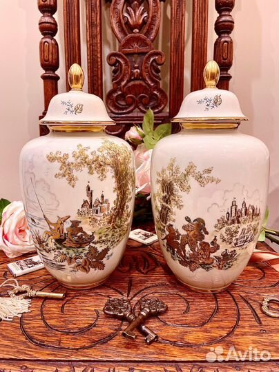 Фарфоровые парные вазы