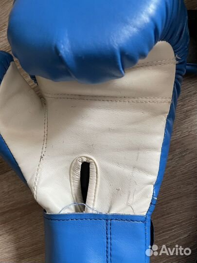Боксерские перчатки и шлем