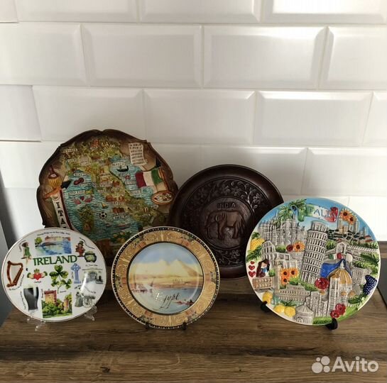Коллекция тарелок из разных стран и городов